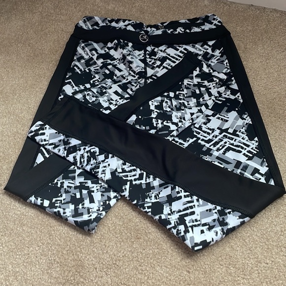 FIT IN leggings, With Pockets, Size small can fit a medium though, Barely worn. - Picture 6 of 7